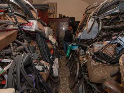 Il signore ci porta all�interno. Ci ritroviamo cos� in piccolo locale dove uno strettissimo corridoio � stato ricavato tra un�enorme quantit� di materiale...